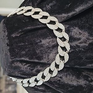 Ladies Silver Tone Necklace with extender and beautiful rinestones.